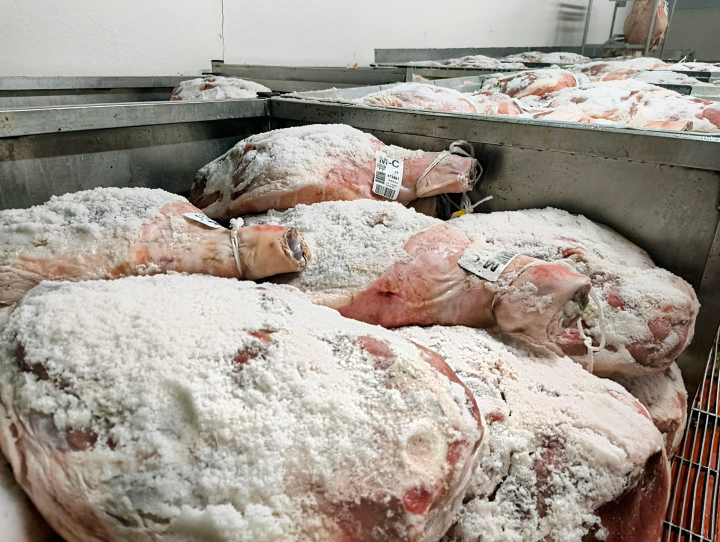 Amontonado de jamones poco salados